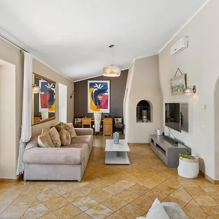 The Quinta - 3 Bedroom Ensuite Villa, Swimming Pool, Beautiful Gardens, Water Features And Almancil