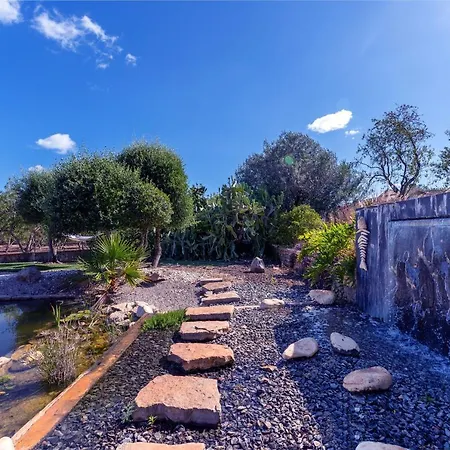 The Quinta - 3 Bedroom Ensuite Villa, Swimming Pool, Beautiful Gardens, Water Features And Алмансил