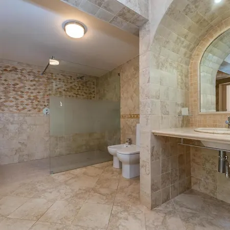 Villa The Quinta - 3 Bedroom Ensuite Villa, Swimming Pool, Beautiful Gardens, Water Features And Almancil