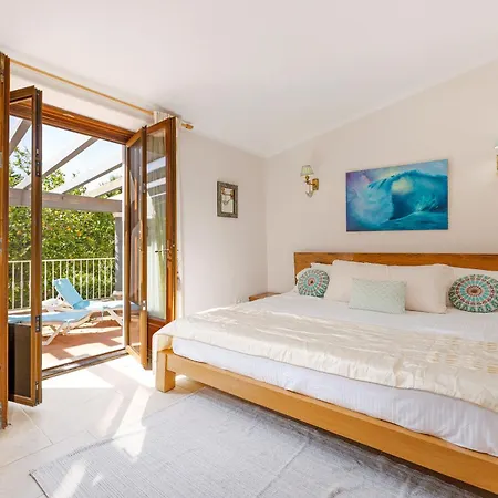 Villa The Quinta - 3 Bedroom Ensuite Villa, Swimming Pool, Beautiful Gardens, Water Features And Almancil