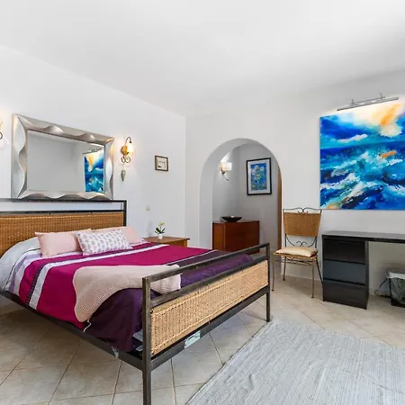 Villa The Quinta - 3 Bedroom Ensuite Villa, Swimming Pool, Beautiful Gardens, Water Features And Almancil