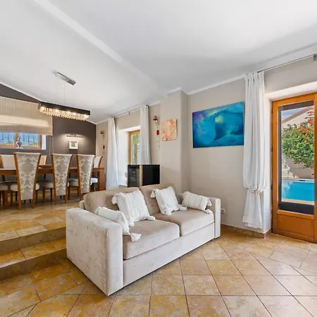 The Quinta - 3 Bedroom Ensuite Villa, Swimming Pool, Beautiful Gardens, Water Features And Villa